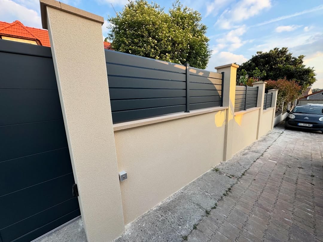 Pose menuiserie aluminium Kostum RAL 7016 par FHCI artisan menuisier Île-de-France
