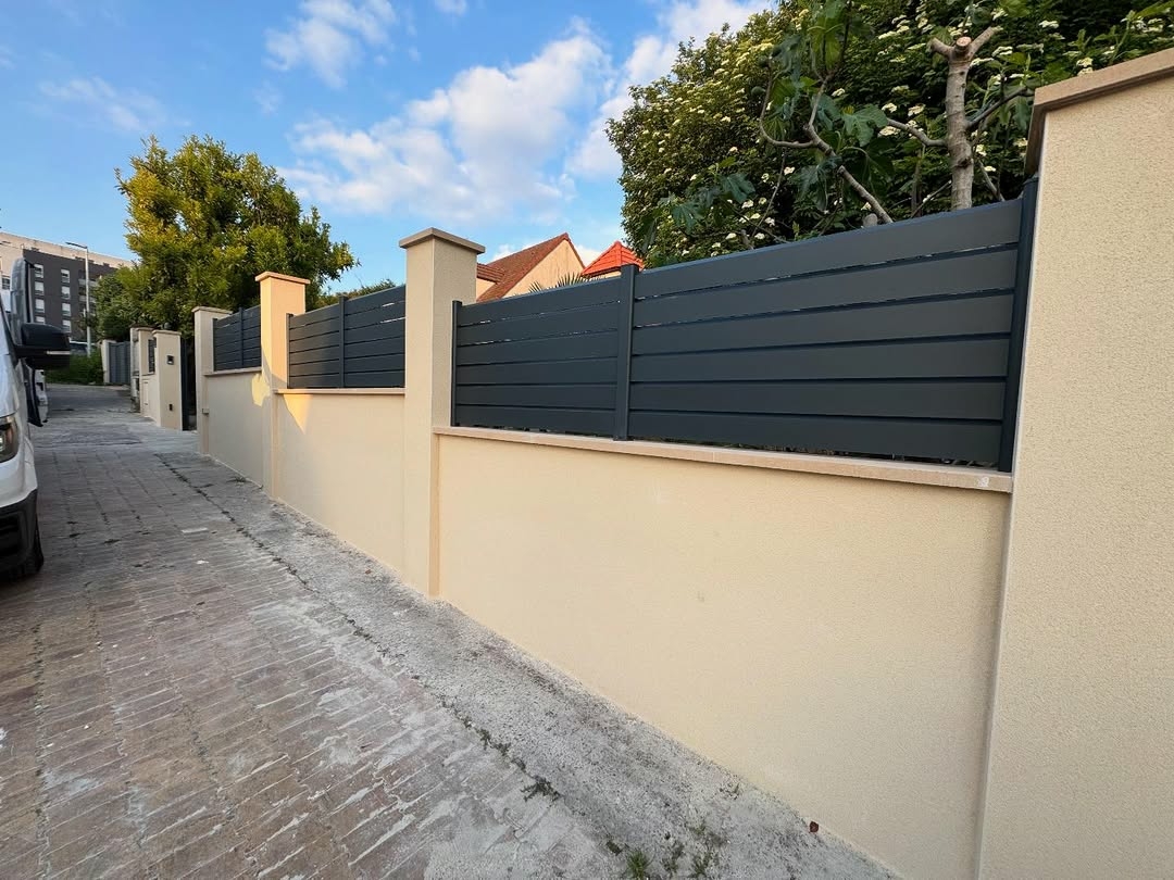 Ensemble menuiseries aluminium Kostum RAL 7016 gris anthracite posé par FHCI en Île-de-France