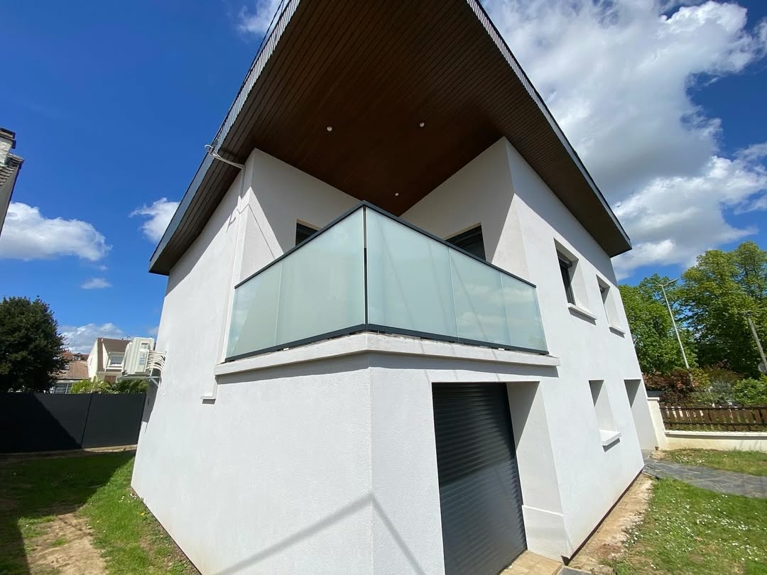 Garde-corps Kostum aluminium laqué RAL 7016 gris anthracite posé par FHCI en Île-de-France
