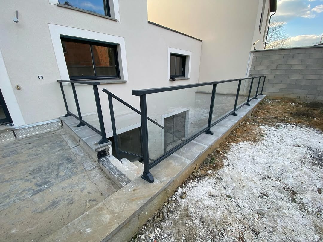 Garde-corps mixte aluminium et vitrage feuilleté posé par FHCI en Île-de-France